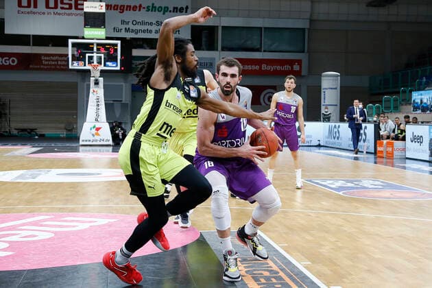2. Spieltag der easyCredit BBL Basketball Bundesliga in der Oberfrankenhalle in Bayreuth Saison 2021-2022 Medi Bayreuth gegen BG Göttingen Marcus Thornton ( Medi Bayreuth) -3- links Harper Kamp (BG Göttingen) -18- rechts