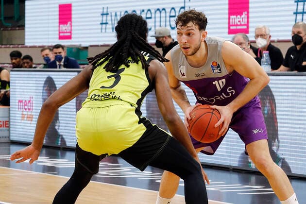 2. Spieltag der easyCredit BBL Basketball Bundesliga in der Oberfrankenhalle in Bayreuth Saison 2021-2022 Medi Bayreuth gegen BG Göttingen Marcus Thornton ( Medi Bayreuth) -3- links Haris Hujic (BG Göttingen) -10- rechts