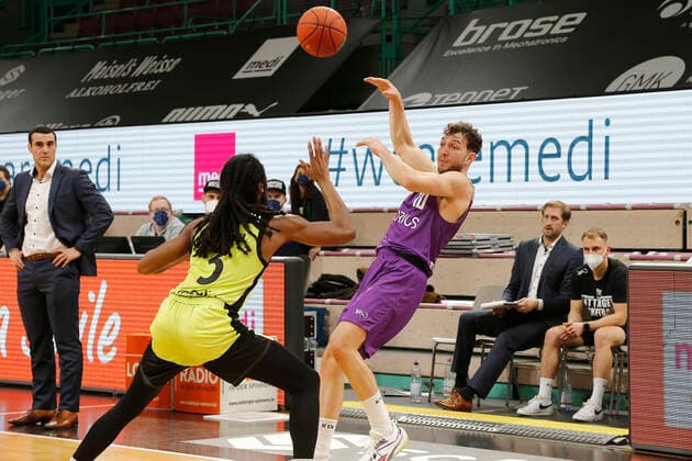 2. Spieltag der easyCredit BBL Basketball Bundesliga in der Oberfrankenhalle in Bayreuth Saison 2021-2022 Medi Bayreuth gegen BG Göttingen Marcus Thornton ( Medi Bayreuth) -3- links Haris Hujic (BG Göttingen) -10- rechts