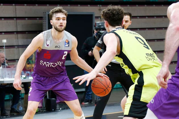 2. Spieltag der easyCredit BBL Basketball Bundesliga in der Oberfrankenhalle in Bayreuth Saison 2021-2022 Medi Bayreuth gegen BG Göttingen Kay Bruhnke (Medi Bayreuth) -9- rechts Jake Toolson (BG Göttingen) -2- links