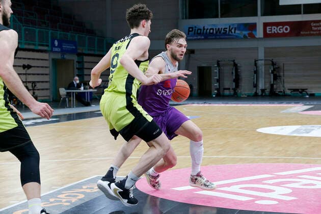 2. Spieltag der easyCredit BBL Basketball Bundesliga in der Oberfrankenhalle in Bayreuth Saison 2021-2022 Medi Bayreuth gegen BG Göttingen Kay Bruhnke (Medi Bayreuth) -9- links Jake Toolson (BG Göttingen) -2- rechts