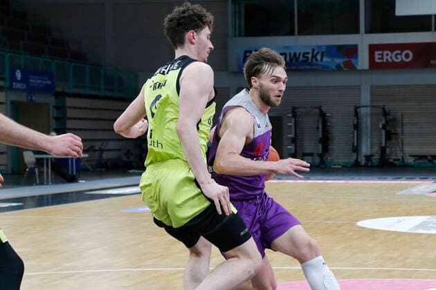 2. Spieltag der easyCredit BBL Basketball Bundesliga in der Oberfrankenhalle in Bayreuth Saison 2021-2022 Medi Bayreuth gegen BG Göttingen Kay Bruhnke (Medi Bayreuth) -9- links Jake Toolson (BG Göttingen) -2- rechts