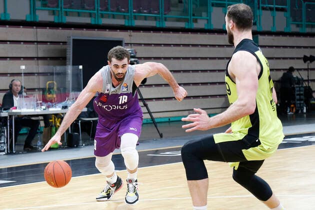 2. Spieltag der easyCredit BBL Basketball Bundesliga in der Oberfrankenhalle in Bayreuth Saison 2021-2022 Medi Bayreuth gegen BG Göttingen Martynas Sajus ( Medi Bayreuth) -19- rechts Harper Kamp (BG Göttingen) -18- links
