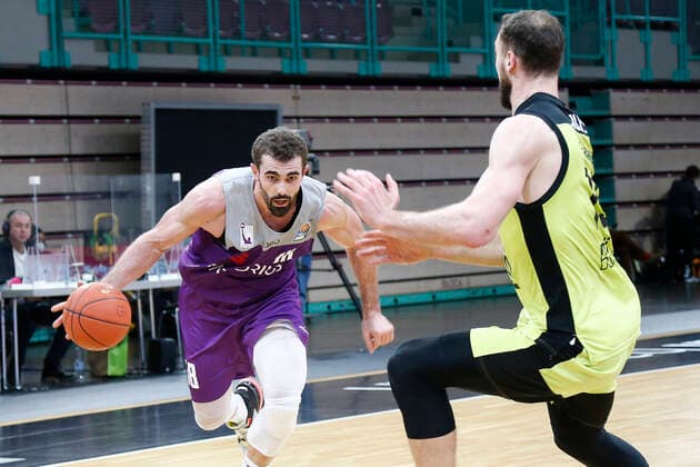 2. Spieltag der easyCredit BBL Basketball Bundesliga in der Oberfrankenhalle in Bayreuth Saison 2021-2022 Medi Bayreuth gegen BG Göttingen Martynas Sajus ( Medi Bayreuth) -19- rechts Harper Kamp (BG Göttingen) -18- links