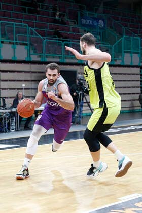 2. Spieltag der easyCredit BBL Basketball Bundesliga in der Oberfrankenhalle in Bayreuth Saison 2021-2022 Medi Bayreuth gegen BG Göttingen Martynas Sajus ( Medi Bayreuth) -19- rechts Harper Kamp (BG Göttingen) -18- links