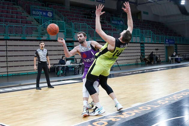 2. Spieltag der easyCredit BBL Basketball Bundesliga in der Oberfrankenhalle in Bayreuth Saison 2021-2022 Medi Bayreuth gegen BG Göttingen Martynas Sajus ( Medi Bayreuth) -19- rechts Harper Kamp (BG Göttingen) -18- links