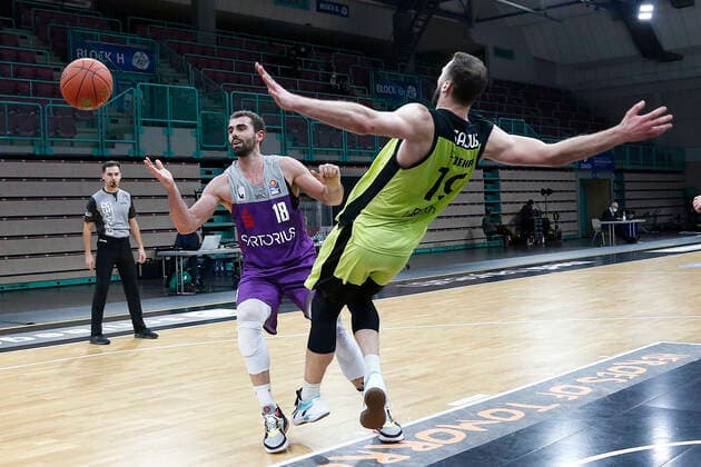 2. Spieltag der easyCredit BBL Basketball Bundesliga in der Oberfrankenhalle in Bayreuth Saison 2021-2022 Medi Bayreuth gegen BG Göttingen Martynas Sajus ( Medi Bayreuth) -19- rechts Harper Kamp (BG Göttingen) -18- links