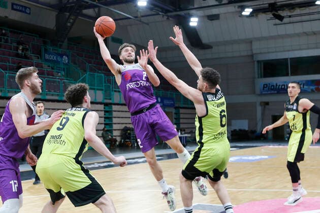 2. Spieltag der easyCredit BBL Basketball Bundesliga in der Oberfrankenhalle in Bayreuth Saison 2021-2022 Medi Bayreuth gegen BG Göttingen Kevin Wohlrath ( Medi Bayreuth) -6- rechts Jake Toolson (BG Göttingen) -2- mitte