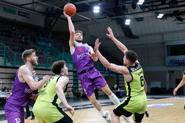 2. Spieltag der easyCredit BBL Basketball Bundesliga in der Oberfrankenhalle in Bayreuth Saison 2021-2022 Medi Bayreuth gegen BG Göttingen Kevin Wohlrath ( Medi Bayreuth) -6- rechts Jake Toolson (BG Göttingen) -2- mitte