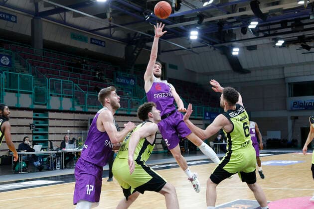 2. Spieltag der easyCredit BBL Basketball Bundesliga in der Oberfrankenhalle in Bayreuth Saison 2021-2022 Medi Bayreuth gegen BG Göttingen Kevin Wohlrath ( Medi Bayreuth) -6- rechts Jake Toolson (BG Göttingen) -2- mitte
