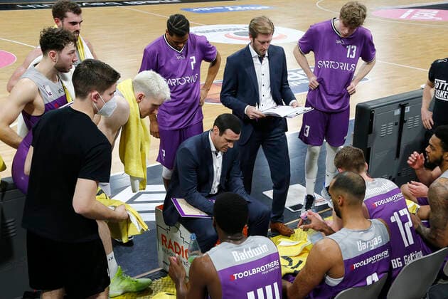 2. Spieltag der easyCredit BBL Basketball Bundesliga in der Oberfrankenhalle in Bayreuth Saison 2021-2022 Medi Bayreuth gegen BG Göttingen Roel Moors (BG Göttingen Trainer) bei der Auszeit