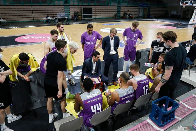 2. Spieltag der easyCredit BBL Basketball Bundesliga in der Oberfrankenhalle in Bayreuth Saison 2021-2022 Medi Bayreuth gegen BG Göttingen Roel Moors (BG Göttingen Trainer) bei der Auszeit