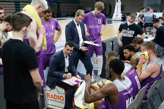 2. Spieltag der easyCredit BBL Basketball Bundesliga in der Oberfrankenhalle in Bayreuth Saison 2021-2022 Medi Bayreuth gegen BG Göttingen Roel Moors (BG Göttingen Trainer) bei der Auszeit