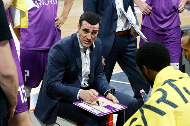 2. Spieltag der easyCredit BBL Basketball Bundesliga in der Oberfrankenhalle in Bayreuth Saison 2021-2022 Medi Bayreuth gegen BG Göttingen Roel Moors (BG Göttingen Trainer) bei der Auszeit