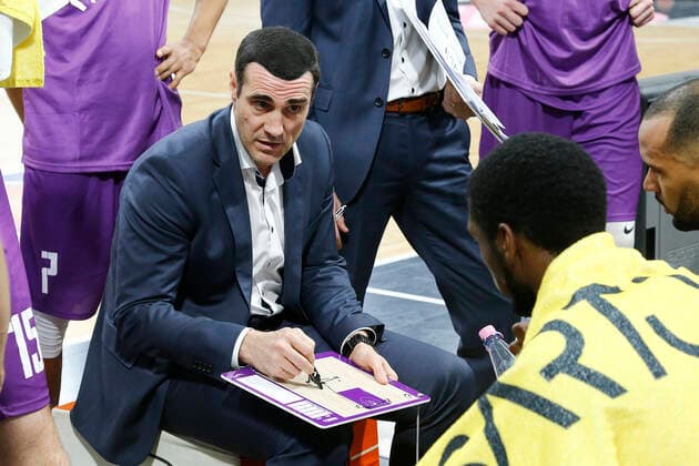 2. Spieltag der easyCredit BBL Basketball Bundesliga in der Oberfrankenhalle in Bayreuth Saison 2021-2022 Medi Bayreuth gegen BG Göttingen Roel Moors (BG Göttingen Trainer) bei der Auszeit