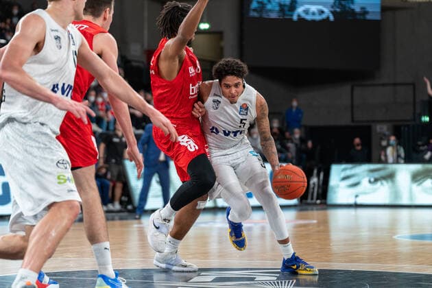 Caleb Homesley (Hamburg Towers 5) gegen Akil Mitchell (Brose Bamberg 8) Hamburg Towers vs. Brose Bamberg, Basketball, Bundesliga, Hauptrunde, Spieltag 12, Saison 2021 2022, 05.01.2022 Marcel von Fehrn Hamburg Towers vs. Brose Bamberg, Basketball, Bundesliga, Hauptrunde, Spieltag 12, Saison 2021 2022, 05.01.2022 Hamburg Copyright: xEibnerxPressefoto MarcelxvonxFehrnx EP_MFN