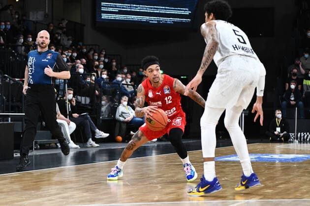Basketball I Herren I Saison 2021-2022 I Bundesliga I 12. Spieltag I Hamburg Towers - brose bamberg I 05.01.2022 Justin Robinson (12, brose bamberg) gegen Caleb Homesley ( 5, Shooting Guard, Hamburg Towers) Hamburg edel-optics.de Arena Hamburg Deutschland Copyright: xLobeca AndreasxHannigx
