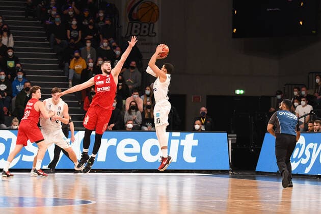 Basketball I Herren I Saison 2021-2022 I Bundesliga I 12. Spieltag I Hamburg Towers - brose bamberg I 05.01.2022 Martinas Geben (22, brose bamberg) blockt Ray McCallum ( 10, Point Guard, Hamburg Towers) Hamburg edel-optics.de Arena Hamburg Deutschland Copyright: xLobeca AndreasxHannigx