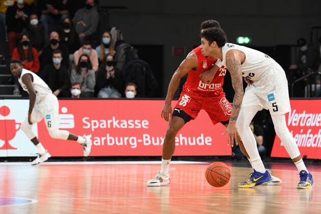 Basketball I Herren I Saison 2021-2022 I Bundesliga I 12. Spieltag I Hamburg Towers - brose bamberg I 05.01.2022 Caleb Homesley ( 5, Shooting Guard, Hamburg Towers) gegen Kenneth Ogbe (25, brose bamberg) Hamburg edel-optics.de Arena Hamburg Deutschland Copyright: xLobeca AndreasxHannigx
