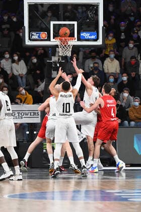 Basketball I Herren I Saison 2021-2022 I Bundesliga I 12. Spieltag I Hamburg Towers - brose bamberg I 05.01.2022 Ray McCallum ( 10, Point Guard, Hamburg Towers) am Freiwurf, Maik Kotsar ( 11, Center, Hamburg Towers) am rebound Hamburg edel-optics.de Arena Hamburg Deutschland Copyright: xLobeca AndreasxHannigx