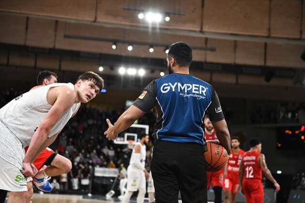 Basketball I Herren I Saison 2021-2022 I Bundesliga I 12. Spieltag I Hamburg Towers - brose bamberg I 05.01.2022 Maik Kotsar ( 11, Center, Hamburg Towers) dikutiert mit dem Schiedsrichter Hamburg edel-optics.de Arena Hamburg Deutschland Copyright: xLobeca AndreasxHannigx