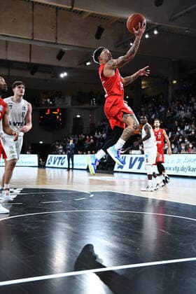 Basketball I Herren I Saison 2021-2022 I Bundesliga I 12. Spieltag I Hamburg Towers - brose bamberg I 05.01.2022 Justin Robinson (12, brose bamberg) Hamburg edel-optics.de Arena Hamburg Deutschland Copyright: xLobeca AndreasxHannigx