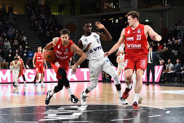 Basketball I Herren I Saison 2021-2022 I Bundesliga I 12. Spieltag I Hamburg Towers - brose bamberg I 05.01.2022 Tomas Kyzlink (77, brose bamberg) im Zweikamg mit Eddy Edigin ( 17, Center, Hamburg Towers) Hamburg edel-optics.de Arena Hamburg Deutschland Copyright: xLobeca AndreasxHannigx