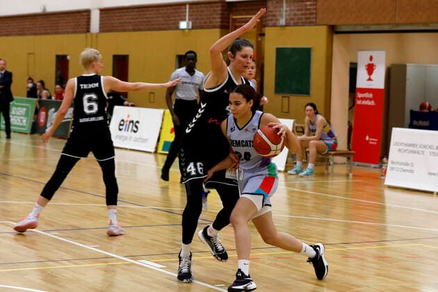 05.01.2022, Damen Basketball, DBBL Pokal, Viertelfinal, Saison 2021 2022, Damen, Chemcats Chemnitz - Rheinland Lions Anabel Neuber-Valdez, ChemCats Chemnitz, Romy Bär, Rheinland Lions Chemnitz Sporthalle am Schlossteich Sachsen Germany