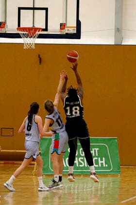 05.01.2022, Damen Basketball, DBBL Pokal, Viertelfinal, Saison 2021 2022, Damen, Chemcats Chemnitz - Rheinland Lions Brianna Rollerson, Rheinland Lions, Lucile Peroche, ChemCats Chemnitz Chemnitz Sporthalle am Schlossteich Sachsen Germany