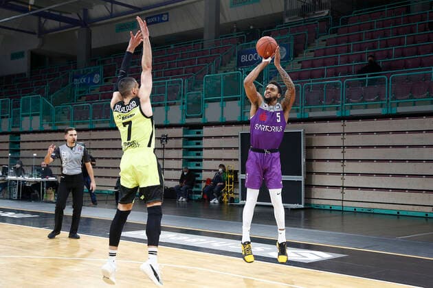 2. Spieltag der easyCredit BBL Basketball Bundesliga in der Oberfrankenhalle in Bayreuth Saison 2021-2022 Medi Bayreuth gegen BG Göttingen Philip Jalalpoor (Medi Bayreuth) -7- links Jeff Roberson (BG Göttingen) -5- rechts