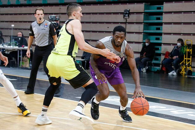 2. Spieltag der easyCredit BBL Basketball Bundesliga in der Oberfrankenhalle in Bayreuth Saison 2021-2022 Medi Bayreuth gegen BG Göttingen Philip Jalalpoor (Medi Bayreuth) -7- links Kamar Baldwin (BG Göttingen) -44- rechts