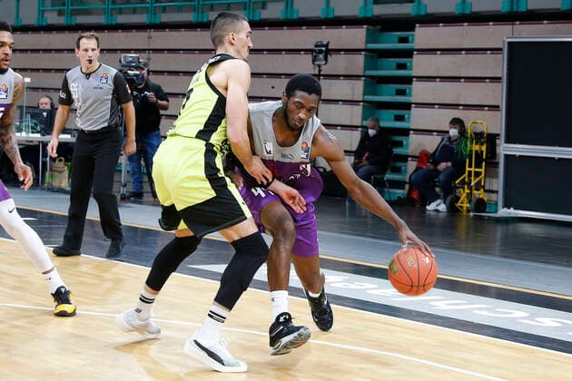 2. Spieltag der easyCredit BBL Basketball Bundesliga in der Oberfrankenhalle in Bayreuth Saison 2021-2022 Medi Bayreuth gegen BG Göttingen Philip Jalalpoor (Medi Bayreuth) -7- links Kamar Baldwin (BG Göttingen) -44- rechts
