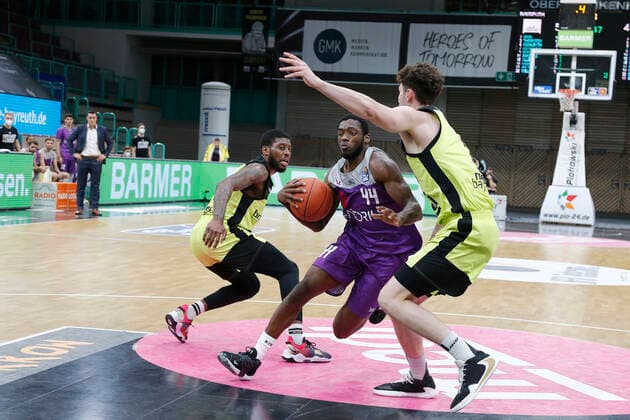 2. Spieltag der easyCredit BBL Basketball Bundesliga in der Oberfrankenhalle in Bayreuth Saison 2021-2022 Medi Bayreuth gegen BG Göttingen Kay Bruhnke (Medi Bayreuth) -9- rechts Kamar Baldwin (BG Göttingen) -44- mitte