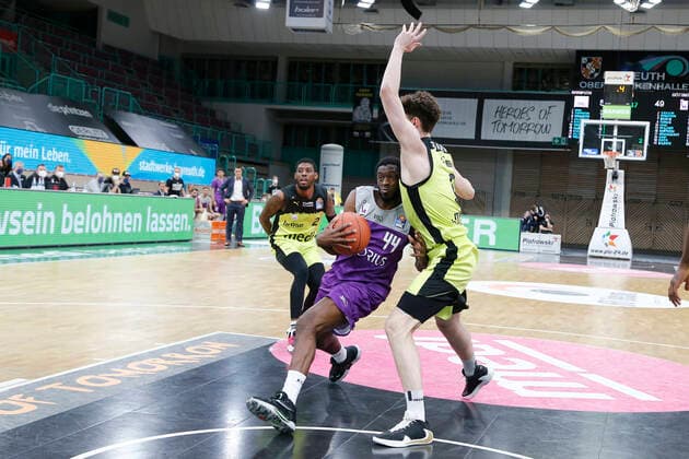 2. Spieltag der easyCredit BBL Basketball Bundesliga in der Oberfrankenhalle in Bayreuth Saison 2021-2022 Medi Bayreuth gegen BG Göttingen Kay Bruhnke (Medi Bayreuth) -9- rechts Kamar Baldwin (BG Göttingen) -44- mitte