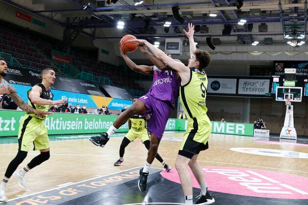 2. Spieltag der easyCredit BBL Basketball Bundesliga in der Oberfrankenhalle in Bayreuth Saison 2021-2022 Medi Bayreuth gegen BG Göttingen Kay Bruhnke (Medi Bayreuth) -9- rechts Kamar Baldwin (BG Göttingen) -44- links