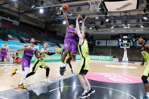 2. Spieltag der easyCredit BBL Basketball Bundesliga in der Oberfrankenhalle in Bayreuth Saison 2021-2022 Medi Bayreuth gegen BG Göttingen Kay Bruhnke (Medi Bayreuth) -9- rechts Kamar Baldwin (BG Göttingen) -44-links