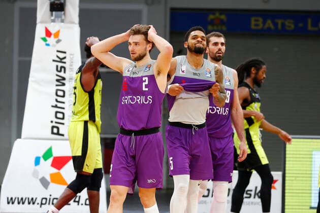 2. Spieltag der easyCredit BBL Basketball Bundesliga in der Oberfrankenhalle in Bayreuth Saison 2021-2022 Medi Bayreuth gegen BG Göttingen Jake Toolson (BG Göttingen) -2- links Jeff Roberson (BG Göttingen) -5- rechts nach dem Spiel