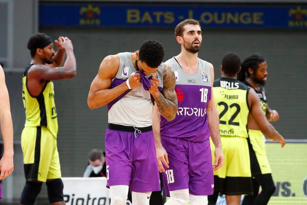 2. Spieltag der easyCredit BBL Basketball Bundesliga in der Oberfrankenhalle in Bayreuth Saison 2021-2022 Medi Bayreuth gegen BG Göttingen Jeff Roberson (BG Göttingen) -5- links Harper Kamp (BG Göttingen) -18- rechts nach dem Spiel