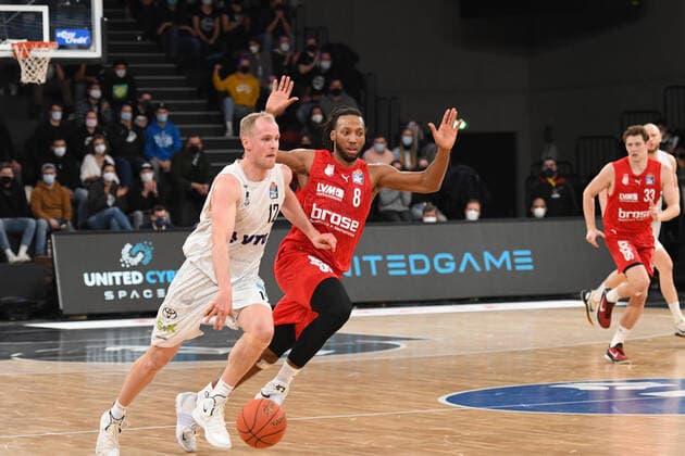 Basketball I Herren I Saison 2021-2022 I Bundesliga I 12. Spieltag I Hamburg Towers - brose bamberg I 05.01.2022 Seth Hinrichs ( 12, Power Forward, Hamburg Towers) begleitet von Akil Mitchell (8, brose bamberg) Hamburg edel-optics.de Arena Hamburg Deutschland Copyright: xLobeca AndreasxHannigx