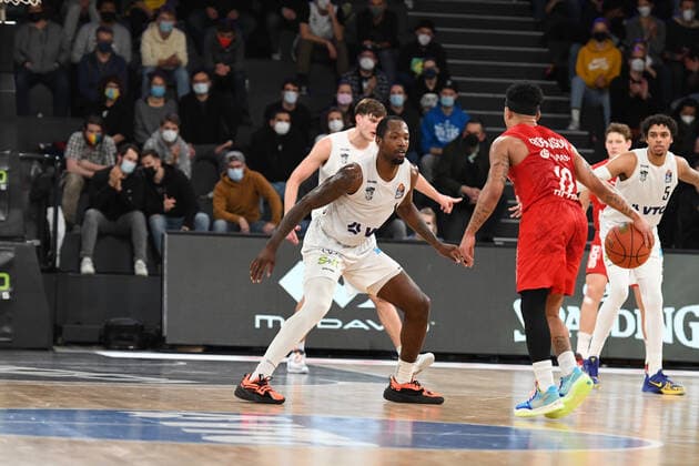 Basketball I Herren I Saison 2021-2022 I Bundesliga I 12. Spieltag I Hamburg Towers - brose bamberg I 05.01.2022 Zachary Brown ( 1, Small Forward, Hamburg Towers) gegenJustin Robinson (12, brose bamberg) Hamburg edel-optics.de Arena Hamburg Deutschland Copyright: xLobeca AndreasxHannigx