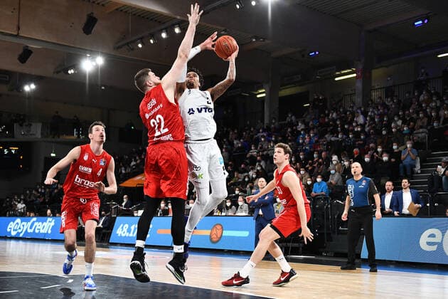 Basketball I Herren I Saison 2021-2022 I Bundesliga I 12. Spieltag I Hamburg Towers - brose bamberg I 05.01.2022 Osaro Juergen Rich ( 6, Point Guard, Hamburg Towers) gegen Martinas Geben (22, brose bamberg) Hamburg edel-optics.de Arena Hamburg Deutschland Copyright: xLobeca AndreasxHannigx
