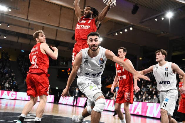 Basketball I Herren I Saison 2021-2022 I Bundesliga I 12. Spieltag I Hamburg Towers - brose bamberg I 05.01.2022 Christian Sengfelder (43, brose bamberg) und Akil Mitchell (8, brose bamberg) und Maximilian DiLeo ( 3, Shooting Guard, Hamburg Towers) Hamburg edel-optics.de Arena Hamburg Deutschland Copyright: xLobeca AndreasxHannigx