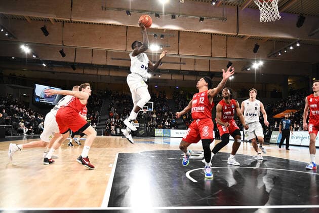 Basketball I Herren I Saison 2021-2022 I Bundesliga I 12. Spieltag I Hamburg Towers - brose bamberg I 05.01.2022 Osaro Juergen Rich ( 6, Point Guard, Hamburg Towers) Hamburg edel-optics.de Arena Hamburg Deutschland Copyright: xLobeca AndreasxHannigx