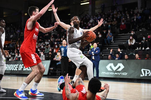 Basketball I Herren I Saison 2021-2022 I Bundesliga I 12. Spieltag I Hamburg Towers - brose bamberg I 05.01.2022 Zachary Brown ( 1, Small Forward, Hamburg Towers) gegen Patrick Heckmann (33, brose bamberg) Hamburg edel-optics.de Arena Hamburg Deutschland Copyright: xLobeca AndreasxHannigx