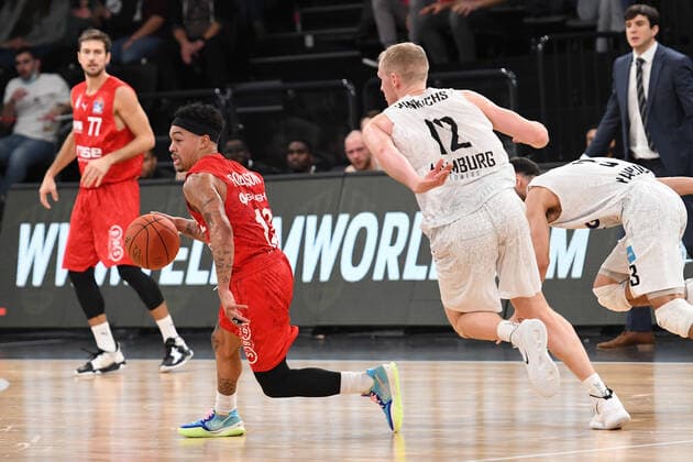 Basketball I Herren I Saison 2021-2022 I Bundesliga I 12. Spieltag I Hamburg Towers - brose bamberg I 05.01.2022 Justin Robinson (12, brose bamberg) und Seth Hinrichs ( 12, Power Forward, Hamburg Towers) Hamburg edel-optics.de Arena Hamburg Deutschland Copyright: xLobeca AndreasxHannigx