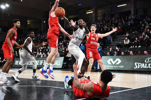 Basketball I Herren I Saison 2021-2022 I Bundesliga I 12. Spieltag I Hamburg Towers - brose bamberg I 05.01.2022 Zachary Brown ( 1, Small Forward, Hamburg Towers) gegen Patrick Heckmann (33, brose bamberg) Hamburg edel-optics.de Arena Hamburg Deutschland Copyright: xLobeca AndreasxHannigx