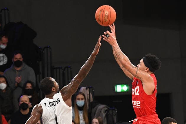 Basketball I Herren I Saison 2021-2022 I Bundesliga I 12. Spieltag I Hamburg Towers - brose bamberg I 05.01.2022 Justin Robinson (12, brose bamberg) und Zachary Brown ( 1, Small Forward, Hamburg Towers) Hamburg edel-optics.de Arena Hamburg Deutschland Copyright: xLobeca AndreasxHannigx