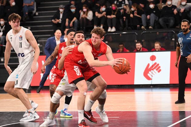 Basketball I Herren I Saison 2021-2022 I Bundesliga I 12. Spieltag I Hamburg Towers - brose bamberg I 05.01.2022 Patrick Heckmann (33, brose bamberg) und 0H11 0 Hamburg edel-optics.de Arena Hamburg Deutschland Copyright: xLobeca AndreasxHannigx