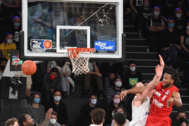 Basketball I Herren I Saison 2021-2022 I Bundesliga I 12. Spieltag I Hamburg Towers - brose bamberg I 05.01.2022 Akil Mitchell (8, brose bamberg) Hamburg edel-optics.de Arena Hamburg Deutschland Copyright: xLobeca AndreasxHannigx
