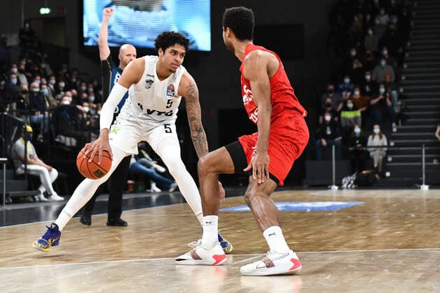 Basketball I Herren I Saison 2021-2022 I Bundesliga I 12. Spieltag I Hamburg Towers - brose bamberg I 05.01.2022 Caleb Homesley ( 5, Shooting Guard, Hamburg Towers) Marvin Omuvwie (11, brose bamberg) Hamburg edel-optics.de Arena Hamburg Deutschland Copyright: xLobeca AndreasxHannigx
